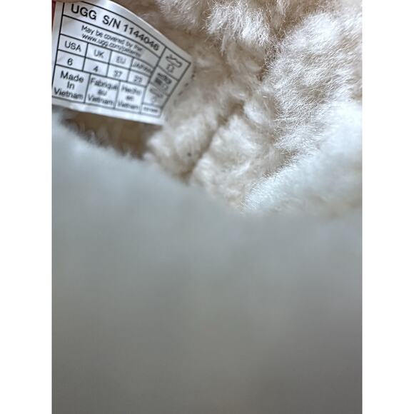 UGG $250 Classic Chillapeak Boots Size US 6 - Picture 6 of 7